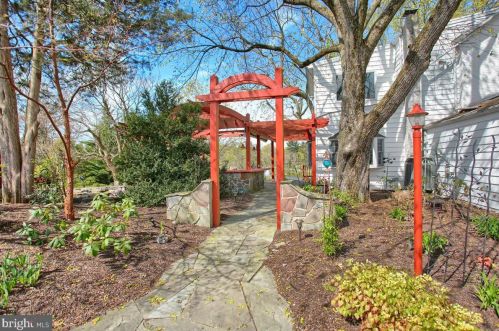 6411 Devonshire Hts Rd, Harrisburg PA 17111-4818 exterior