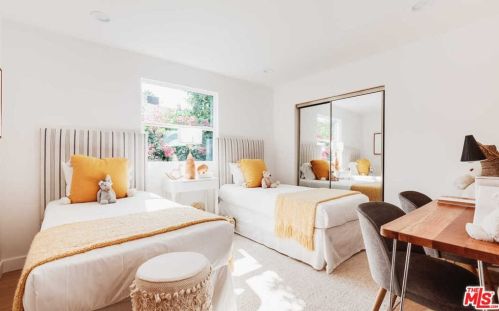 14322 Collins St, Van Nuys CA  91401-4612 exterior