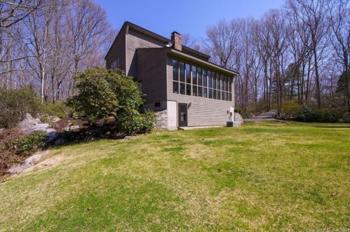 5 Bramble Bush Dr, Niantic CT  06357-1802 exterior