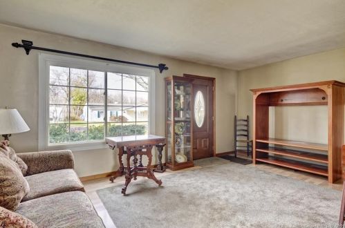 3 Woodside Ln, Plainville, CT 06062-1224