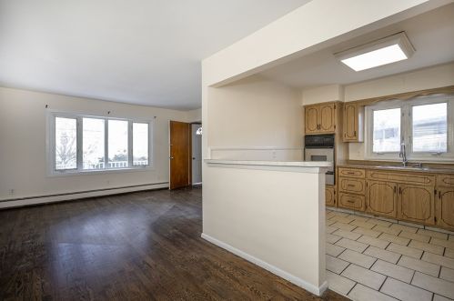 20 10th St, Bayonne, NJ 07002-2513