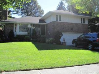 27 Lark Dr, Woodbury, NY 11797-3203