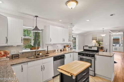 615 Center Dr, Beaufort SC  29902-6028 exterior