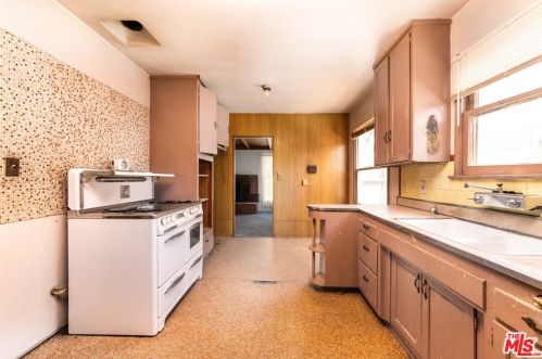 9325 Foster Rd, Downey CA  90242-4656 exterior