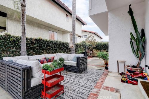220 Beryl St, Redondo Beach CA  90277-2111 exterior