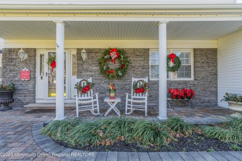 4 Meadowbrook Ln, East Freehold, NJ 07728-1521