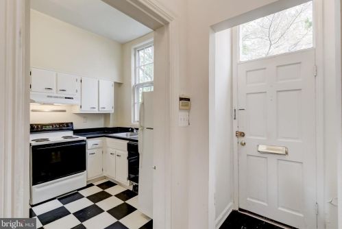 109 7 St, Washington DC  20003-1212 exterior