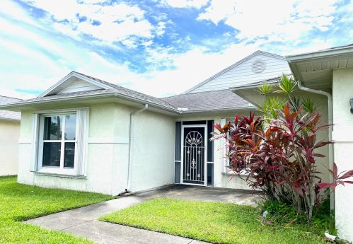 425 Banana Ln, Fort Pierce, FL 34982-3924