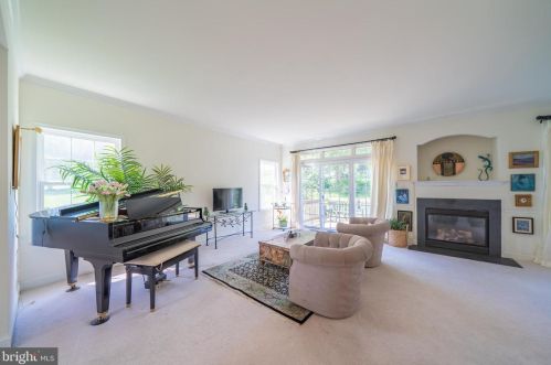 3127 Woods Edge Dr, Boothwyn, PA 19060-6858