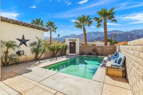 52090 Avenida Mendoza, La Quinta CA  92253-3296 exterior