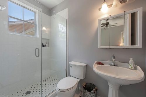 9422 Vanderbilt Dr, Naples FL  34108-2309 exterior