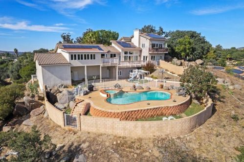 2016 Grade Rd, Alpine, CA 91901-3112