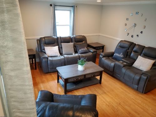 643 Elm St, Roselle, NJ 07203-1548