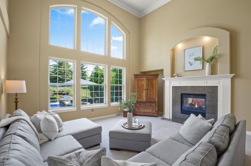 584 Southern Oak Cir, Chenequa, WI 53029-8005