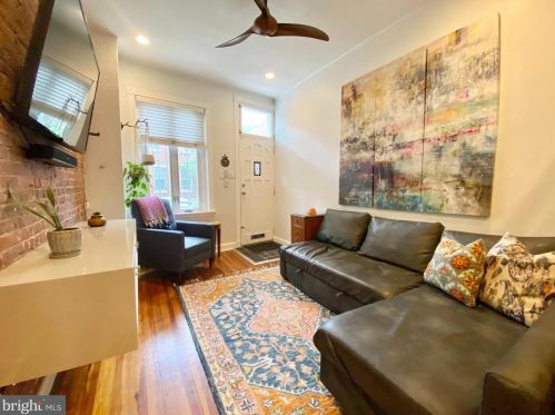 208 Carpenter St, Philadelphia PA  19147-4214 exterior