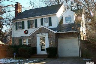 95 California Ave, Freeport, NY 11520-1308