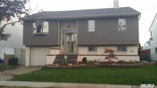 52 1st St, Freeport, NY 11520-5735