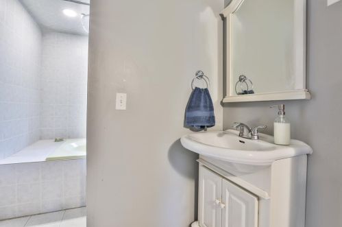 2 Harvest Dr, Derry NH  03038-4872 exterior