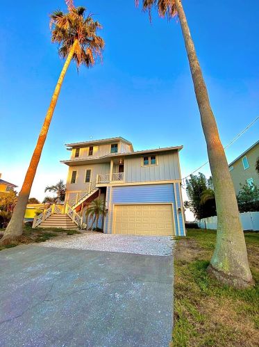 1673 Seabreeze Dr, Tarpon Springs, FL 34689-2027
