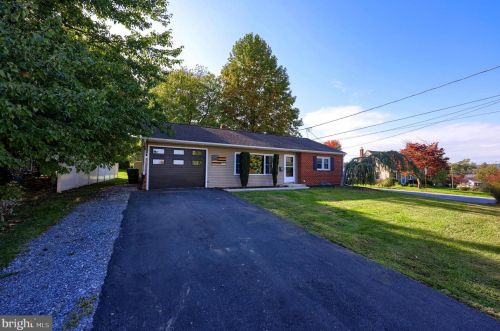 1898 Manor Ridge Dr, Lancaster PA  17603-4447 exterior