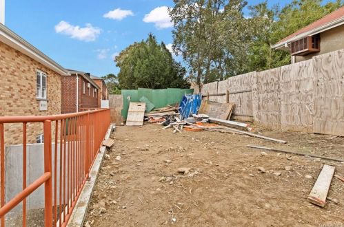 557 Logan Ave, Bronx NY  10465-2509 exterior