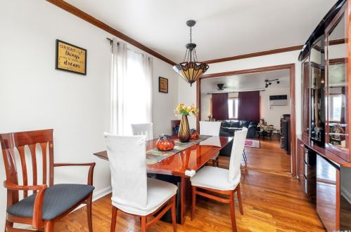 122 Nassau St, Floral Park, NY 11003-4335