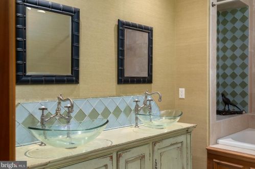 608 Kentland Dr, Great Falls VA  22066-1030 exterior