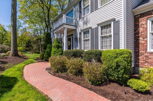 64 Ironwood Rd, Bridgeport, CT 06611-4022