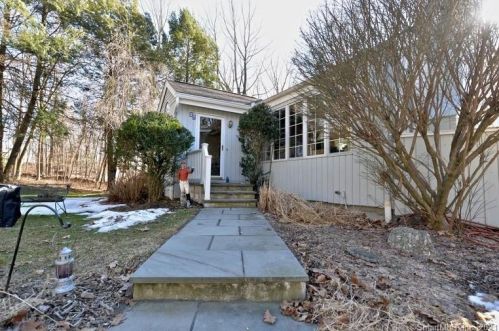27 Harvey Rd, Ridgefield, CT 06877-5209