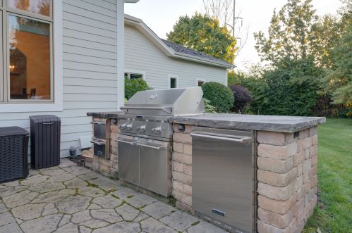 1410 Bristlecone Dr, Chenequa WI  53029-8653 exterior