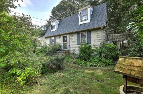 52 Ridgebrook Dr, Bridgeport, CT 06606-1924