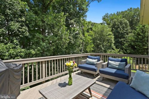 526 Beauregard Dr, Leesburg VA 20175-8924 exterior