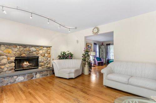 5 Daisy Ct, Northport NY  11768-2267 exterior