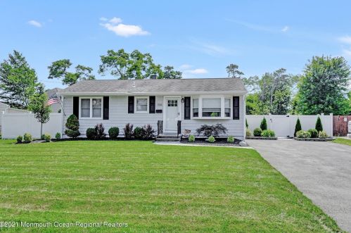 106 Orangewood Dr, Bricktown, NJ 08723-3320