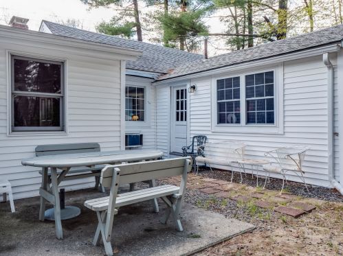 204 Dunstable Rd, Nashua NH  03062-2340 exterior