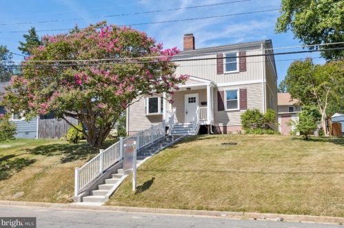 6712 Barrett Rd, Falls Church, VA 22042-2704