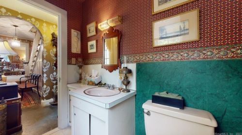 541 Lincoln St, New Britain CT 06052-1802 exterior