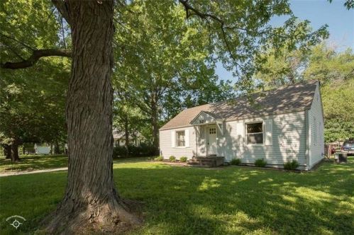 922 Sycamore St, Ottawa, KS 66067-1639