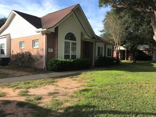 1945 Dorothy Ln, Sealy, TX 77474-7898