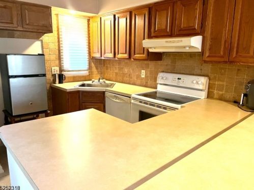 6 Troon Ter, Annandale NJ  08801-1601 exterior