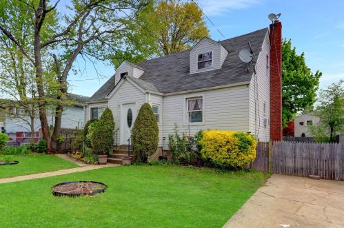 230 Urban Ave, Westbury NY  11590-3851 exterior