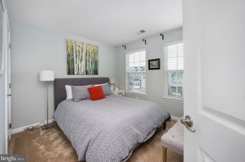 7009 Darbey Knoll Dr, Gainesville VA  20155-3634 exterior