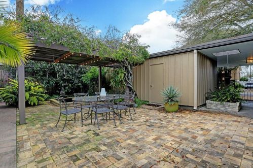 319 Barracuda Ave, Galveston TX 77550-3224 exterior