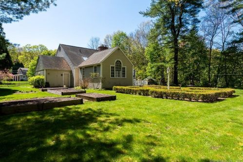 13 Dennison Rd, Essex CT  06426-1352 exterior