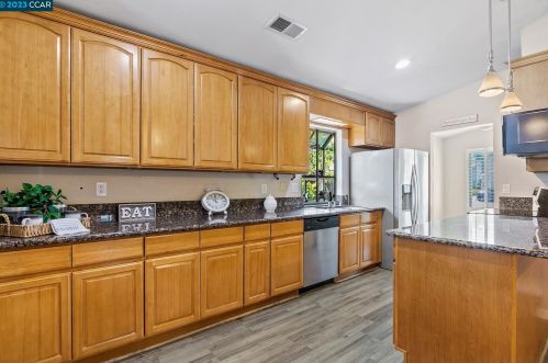 1820 Gateway Dr, Oakley, CA 94561-2600