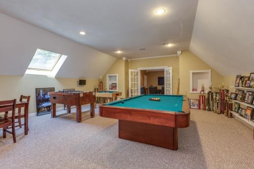 135 Hooker Farm Rd, Salem NH  03079-1815 exterior