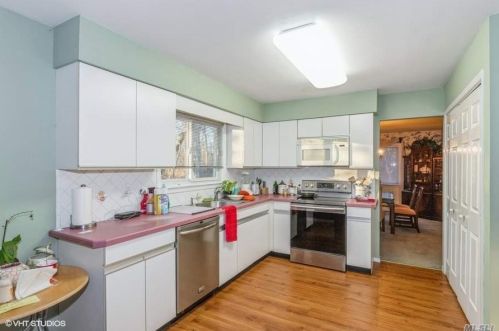 6 Kerri Ct, Huntington Station NY  11746-2000 exterior