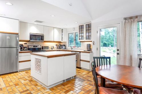 171 Woodchuck Rd, Stamford CT  06903-3605 exterior