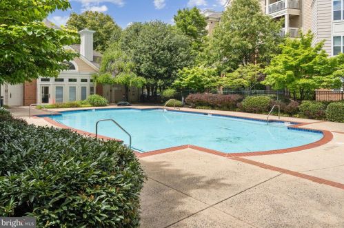 2201 Westcourt Ln, Herndon VA  20170-6021 exterior