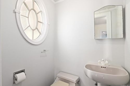 9 Avondale Rd, White Plains NY  10605-4101 exterior